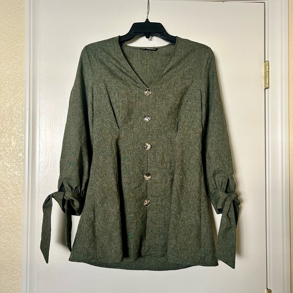 •SOLD•NWOT Green Button-Up Blouse with Tie Sleeves